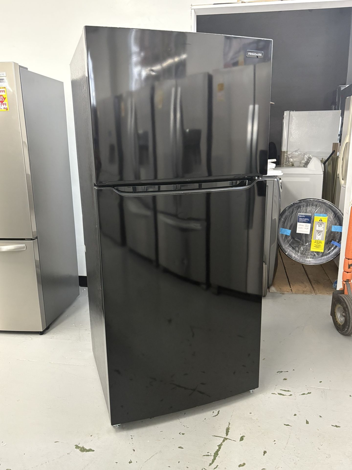 Frigidaire 30” 18.5 Cu Ft Capacity Refrigerator