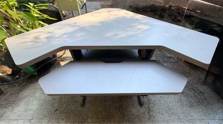 Hydraulic office corner desk - adjustable keyboard section