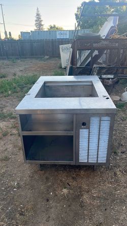 Refrigerated prep table with unit Defield model in the pics Refrigerated prep table with unit Defield model in the pics