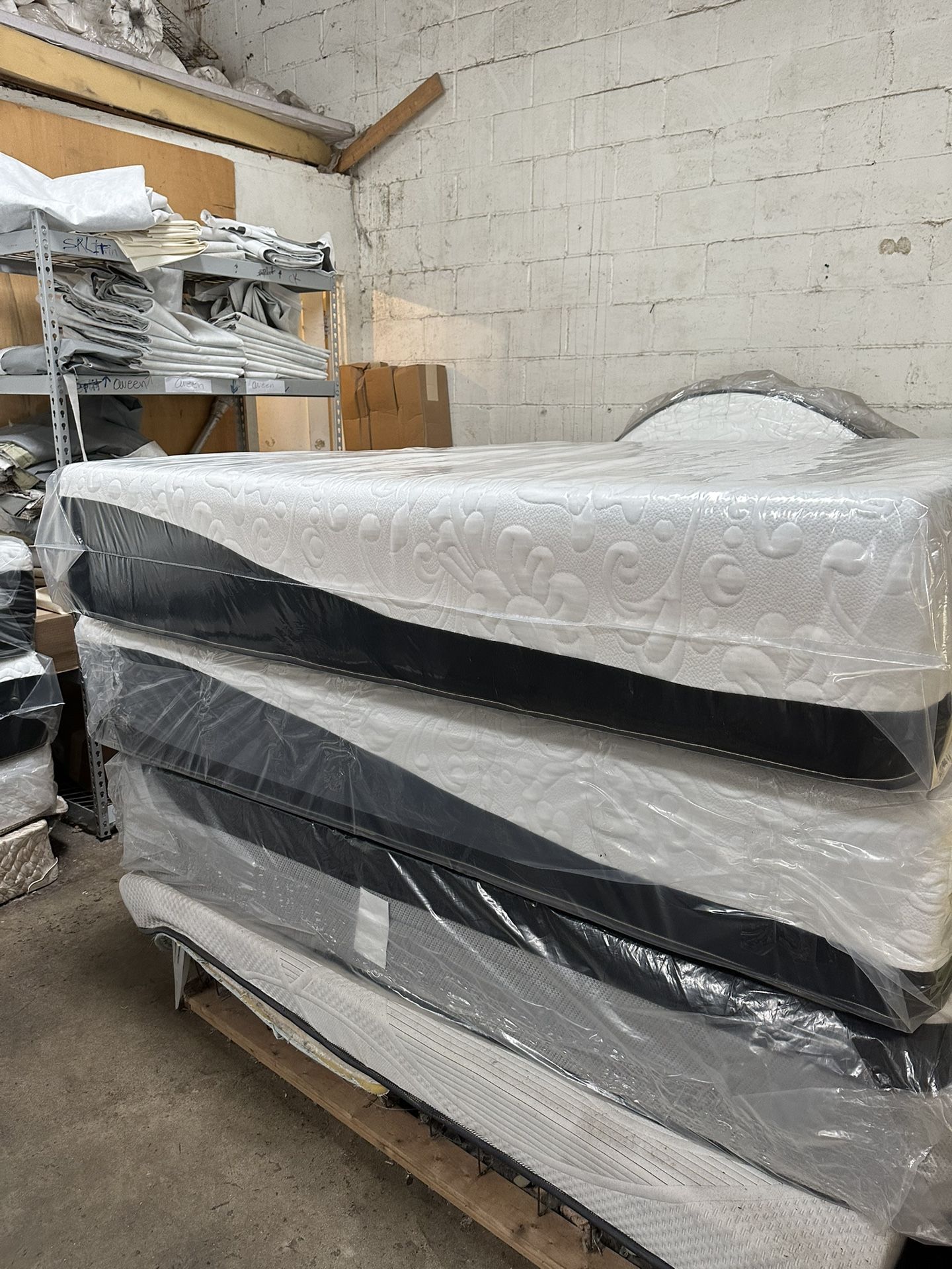 Queen Size Memory Foam Mattress 12” Thick. All Sizes Available. Delivery Available. Brand New Mattresses