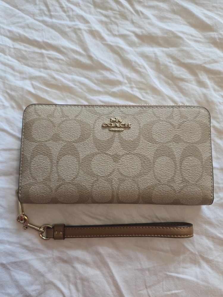 Coach Wallet *LIKE NEW*