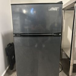 Mini Fridge – Great Condition