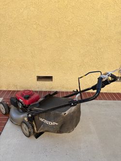 HONDA lawnmower.   Working good   Solo nesesita Los engranes de las llamtas de atras el motor trabaja al  100.