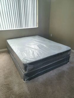 NEW QUEEN-SIZE MATTRESS AND BOX SPRING π€