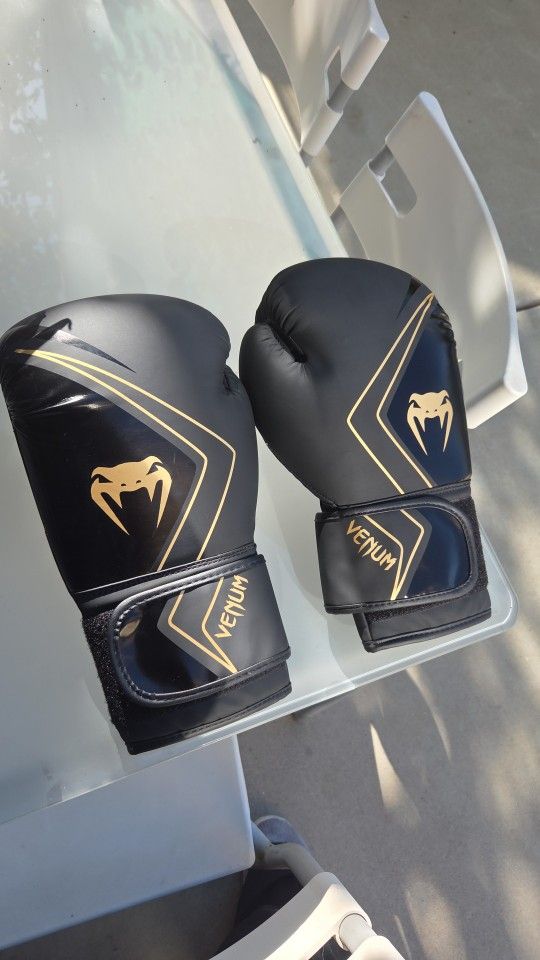 Venum Contender 2.0 Boxing Gloves 14oz Black
