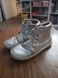 Color Changing Monkey Feet Sneakers & Sandals, Size 7-8yrs