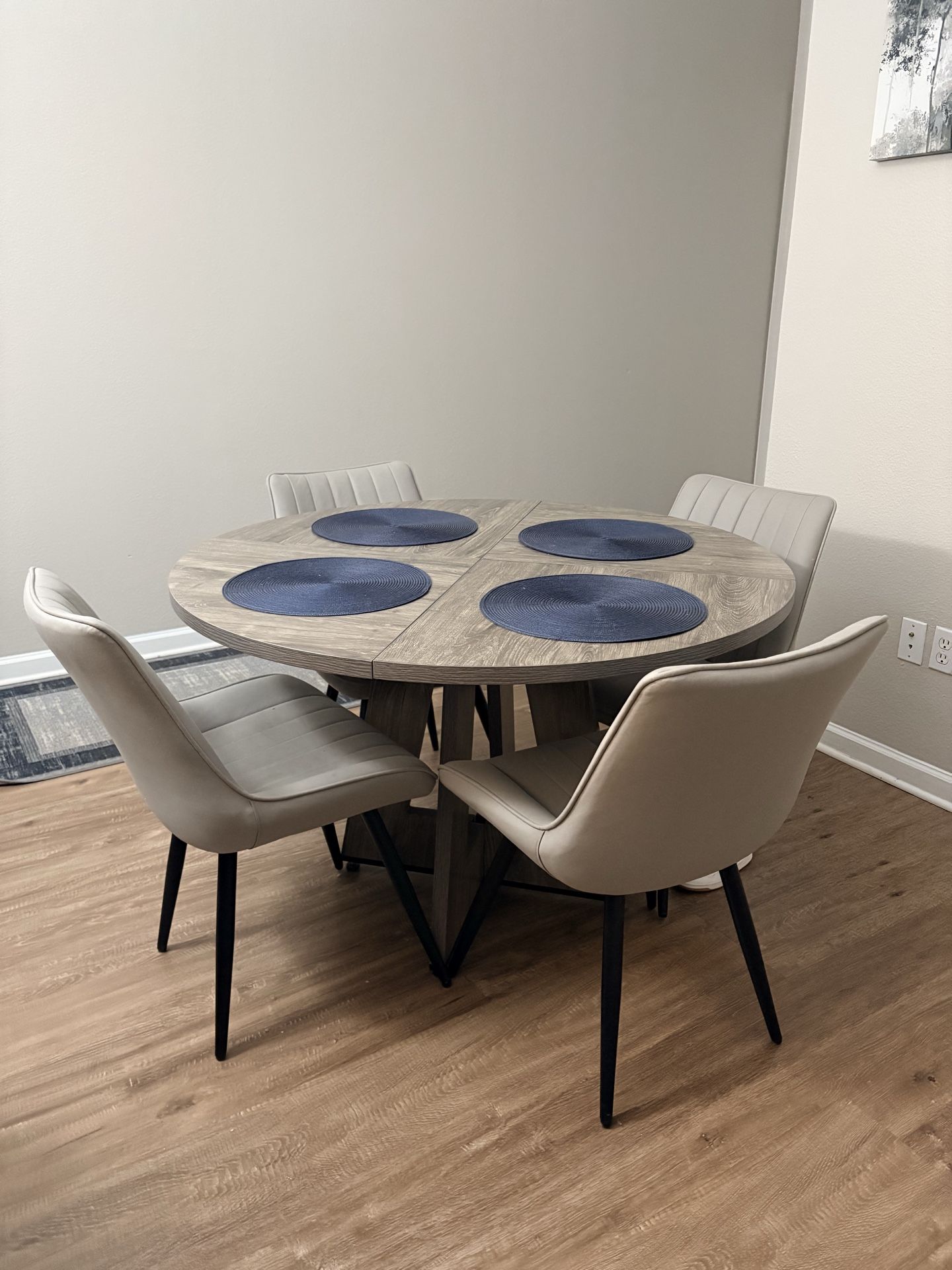 Round kitchen table