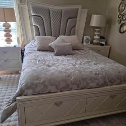 Cream color queen size bed set