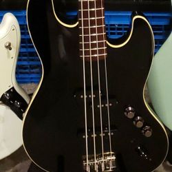 2019 Fender Aerodyne Jazz Bass - Black

