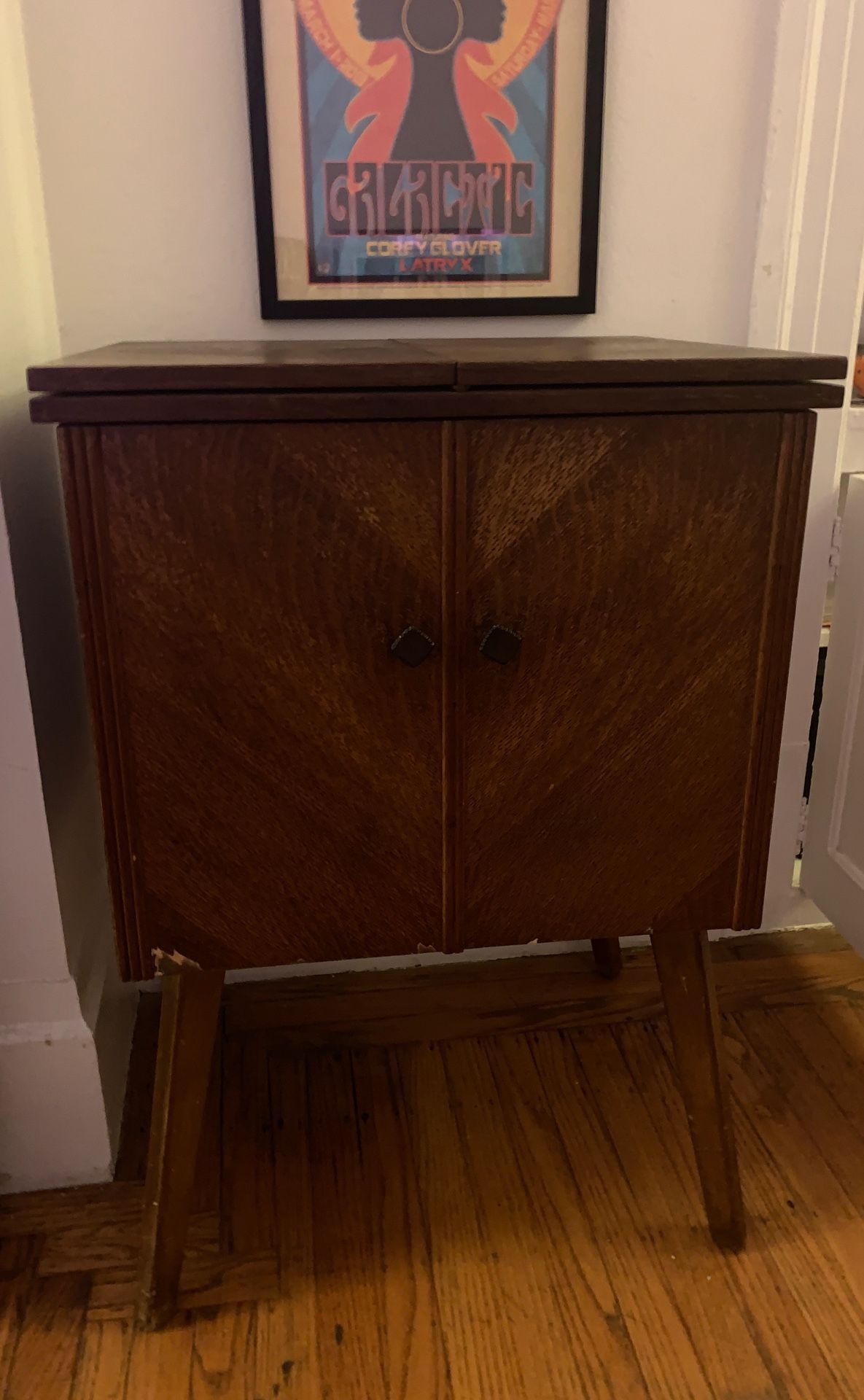 Singer antique sewing machine table/cabinet