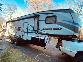 2018 5th wheel Artic Wolf
