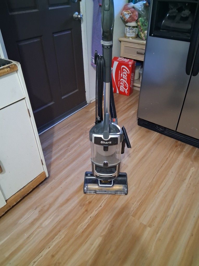 SHARK VACUUM $25 PICK UP IN SUN VALLEY