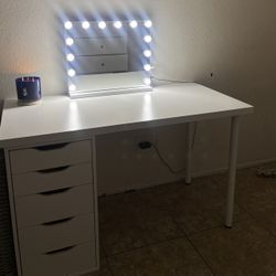 White bedroom vanity/tocador de dormitorio