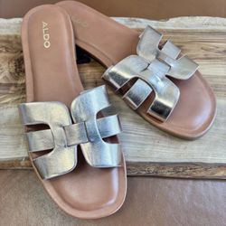  ALDO Elenaa Flat Slide Sandals in a Metallic Rose Gold/Champagne Sz 7