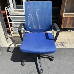 Mesh Adjustable Swivel Desk Task Chair with Arms Very Good Condition