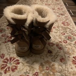 Girl UGG Boots The Size is 2 US , It’s Good For 4, 6 age Old 
