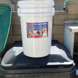 Dog Food Storage Container. (Vittles Vault)