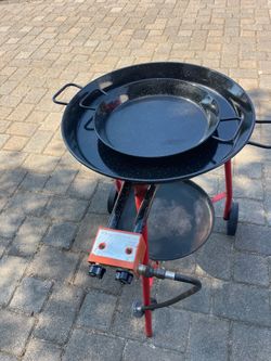 Garcima 400 paella cooker with a 14” and 20” enamel paella pans
