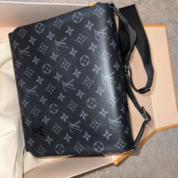 Louis Vuitton district Pm Messenger Bag