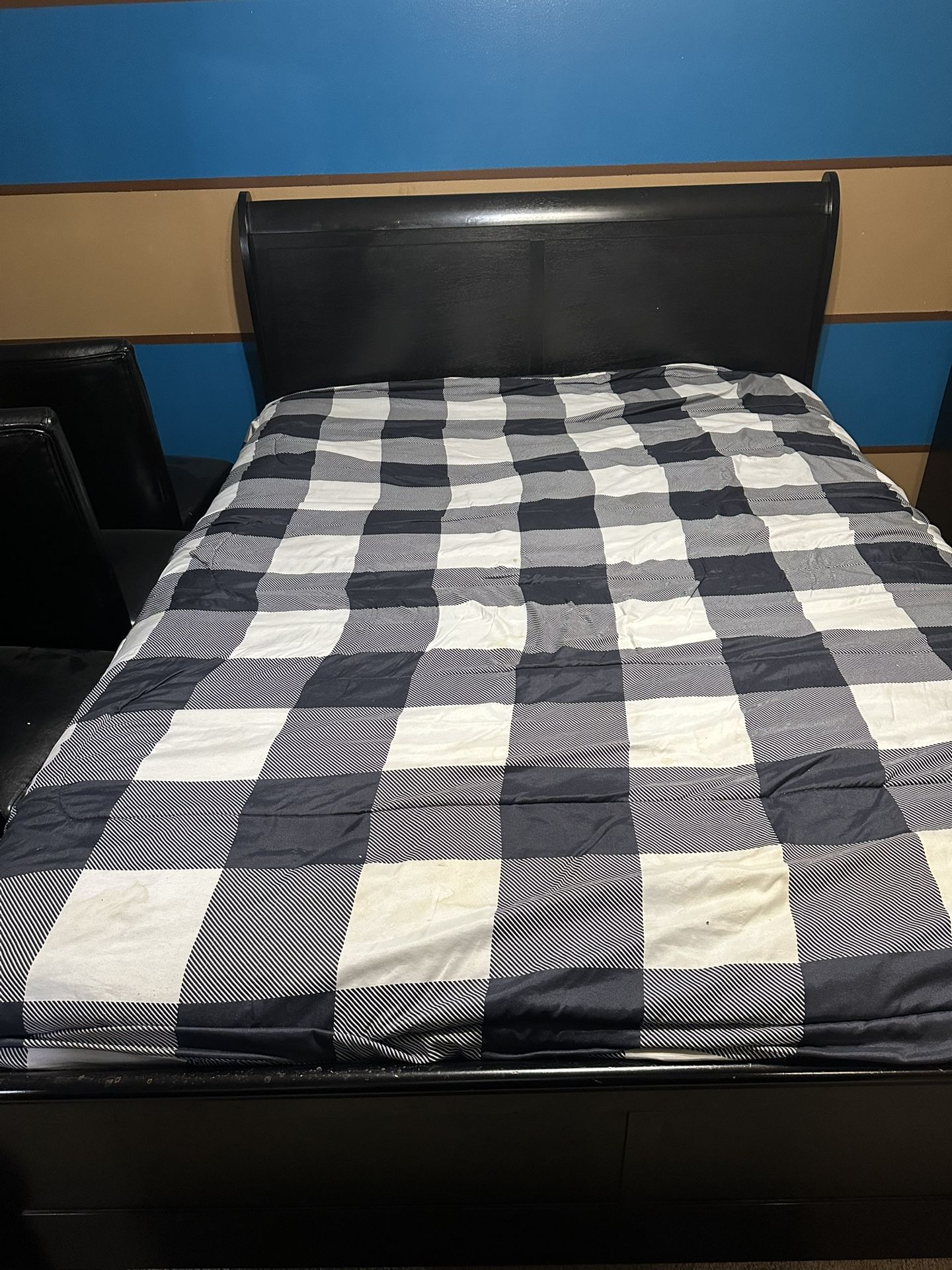 Queen Beds, Tall Dresser, Short Dresser with Mirror/27in LG TV/End Tables