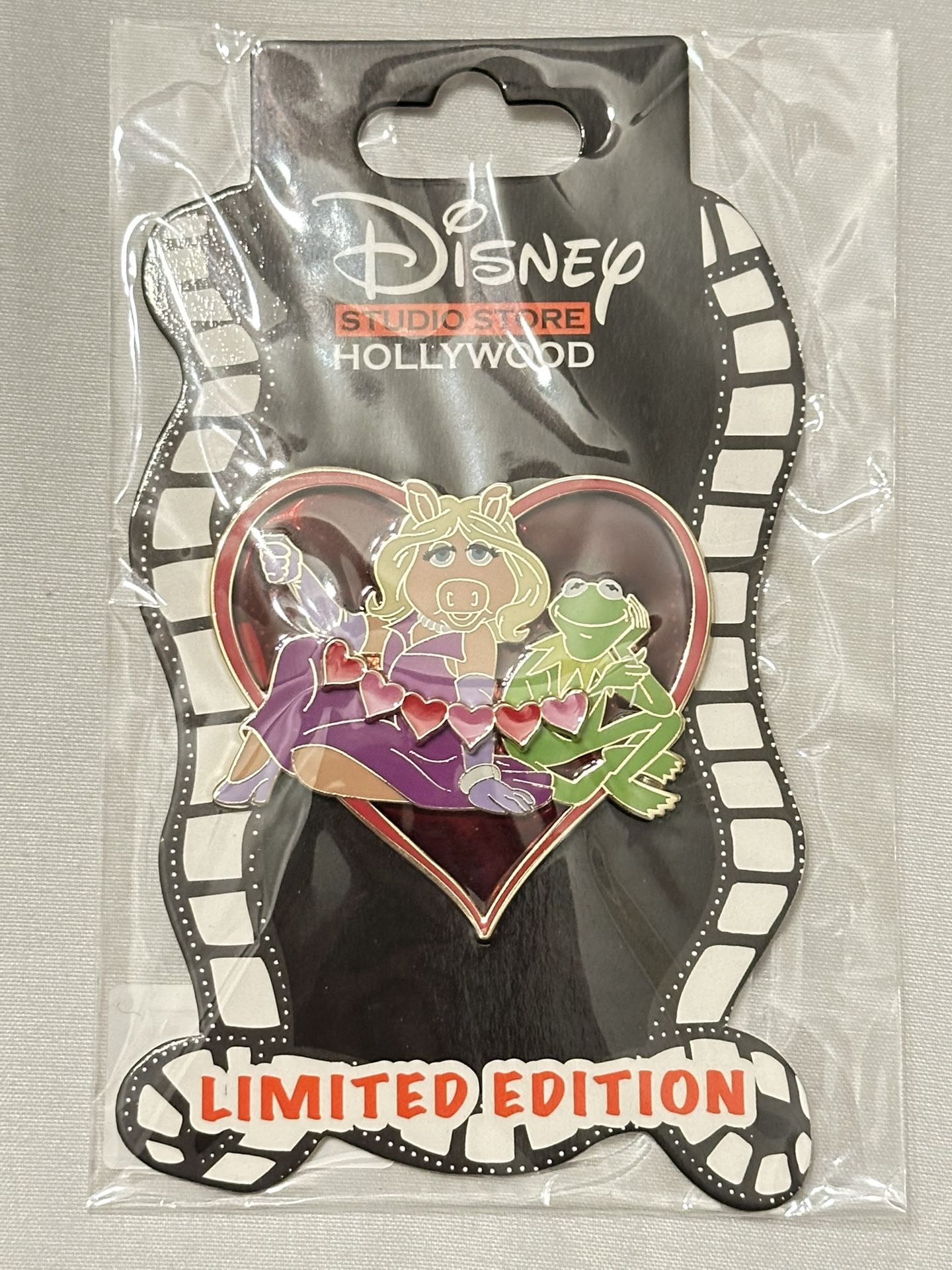 Disney DSSH 2022 Valentine's Day Love Is In The Air Kermit & Piggy LE 400 pin