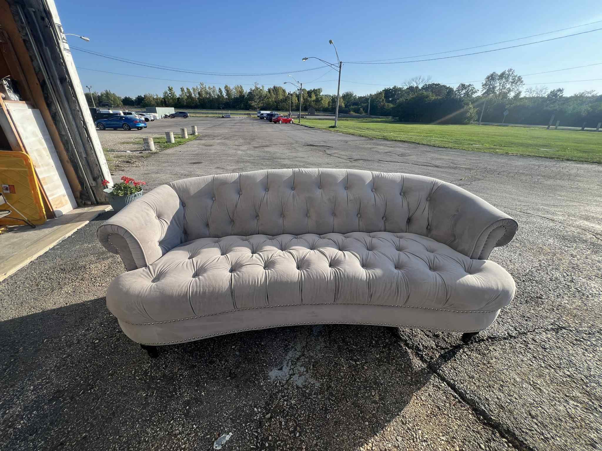 SEMI NEW COUCH JENNIFER TAYLOR