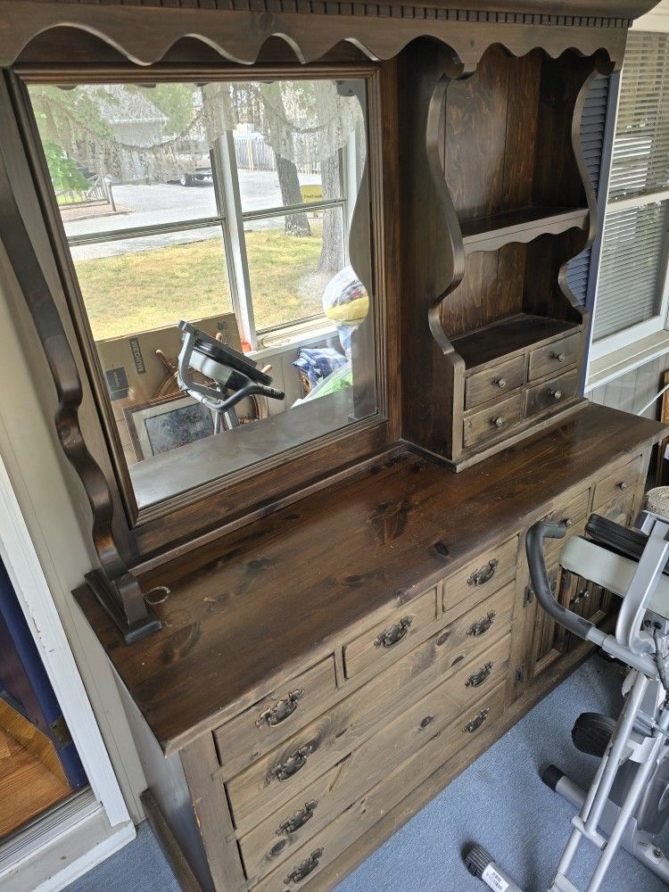 Dresser With Mirror
