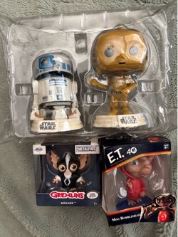Star wars pop funkos, et bobble head, & mohawk gremlin.