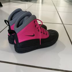 Nike Woodside 2 High AGC Boots Pink & Black Colorway- SIZE 5Y