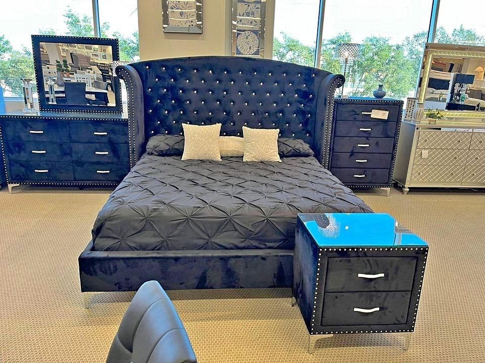 Floor Model B e d r o o m Furniture Set