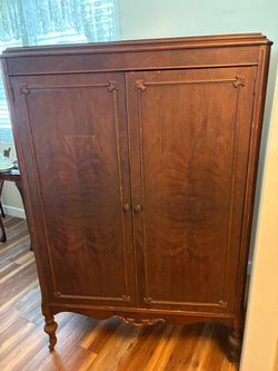 ANTIQUE WOODEN WARDROBE/ARMOIRE