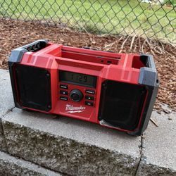 🎵 Milwaukee M18 Jobsite Radio 90$