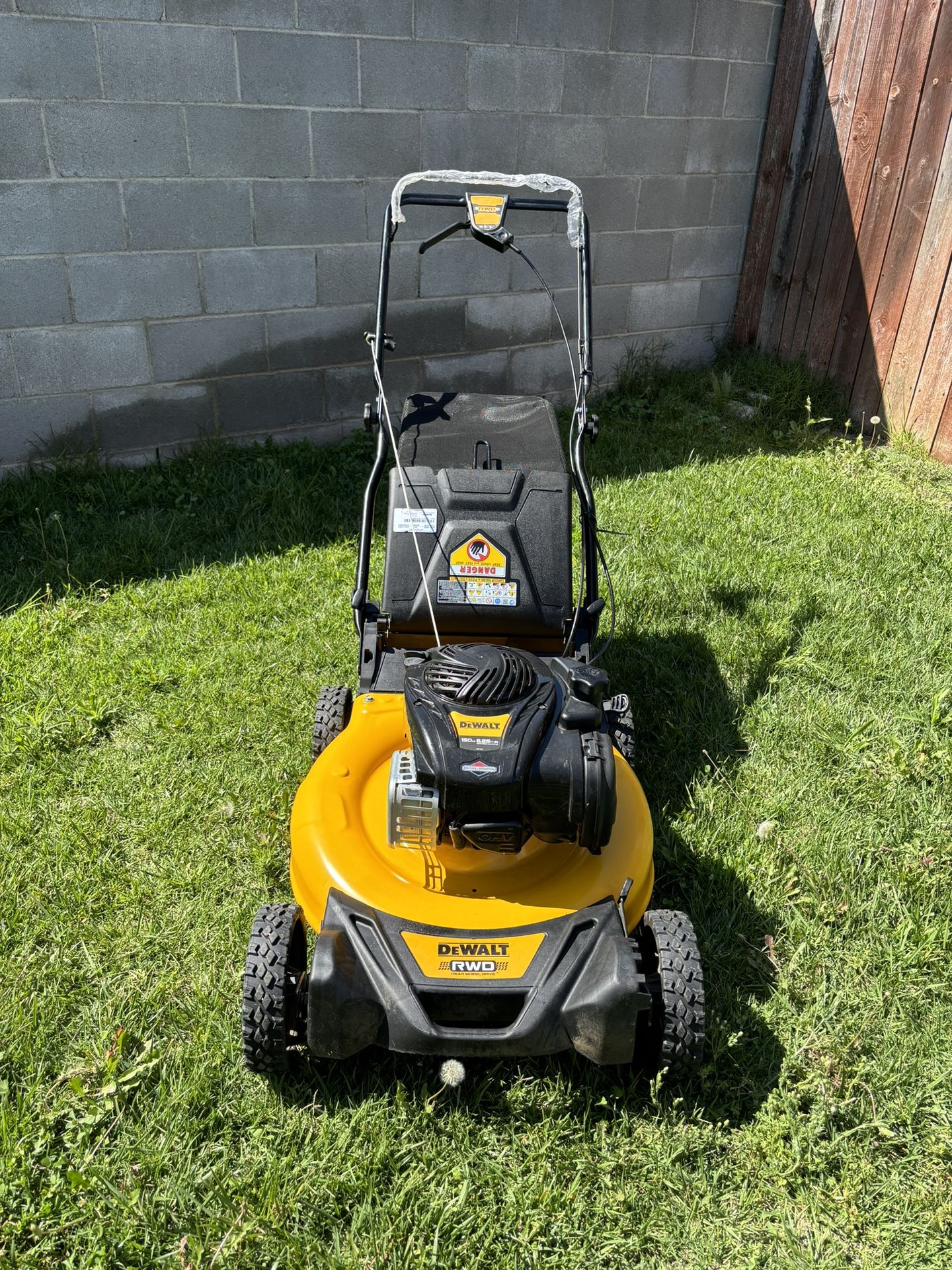 DEWALT 21 in. 150cc Briggs and Stratton 625ex Engine Rear Wheel Drive 2-in-1 Gas Self Propelled Walk Behind Lawn Mower
