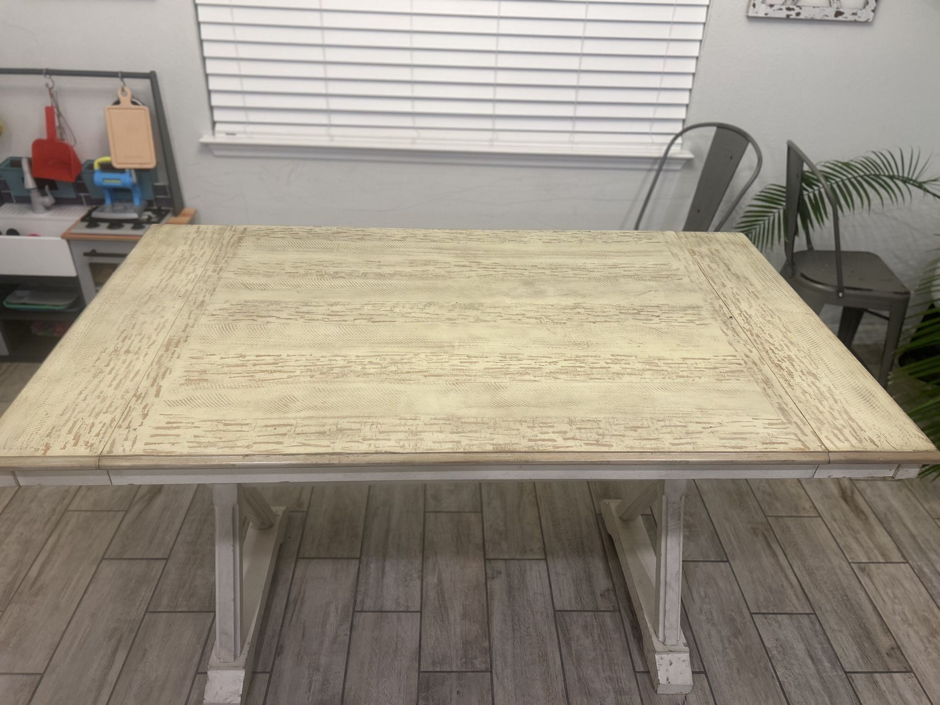 📣 Farmhouse Dining Table + 4 Chairs – $4