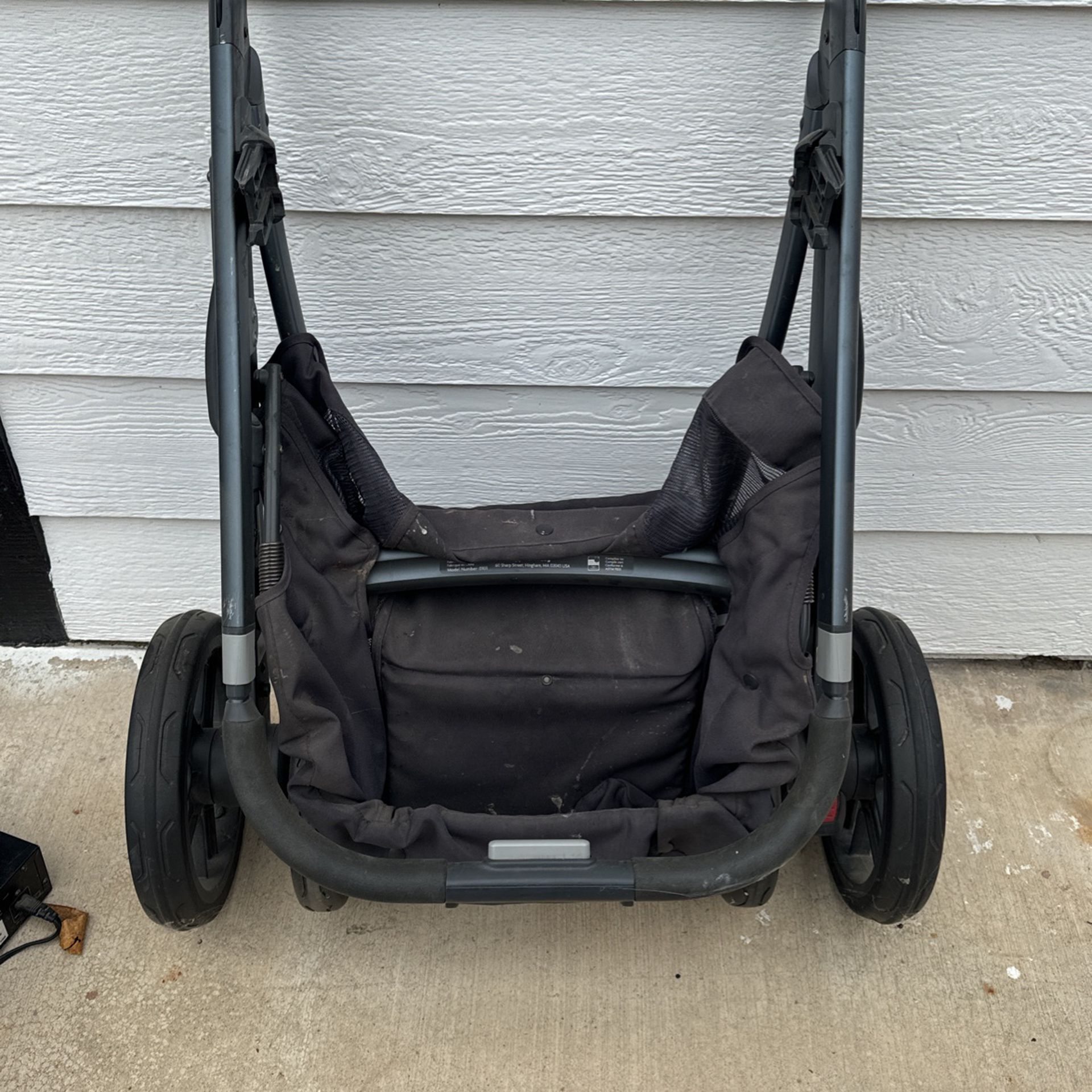 UPPAbaby Car Seat Adapter With Bassinet and car seat holder