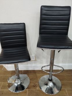 Adjustable height bar stools