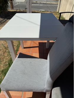 Extendable table with two chairs