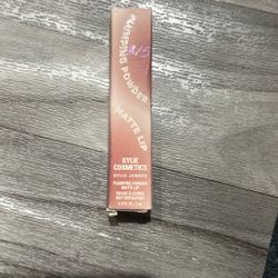 Kylie Plumping Powder Matte Lip