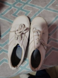 Tennis shoes