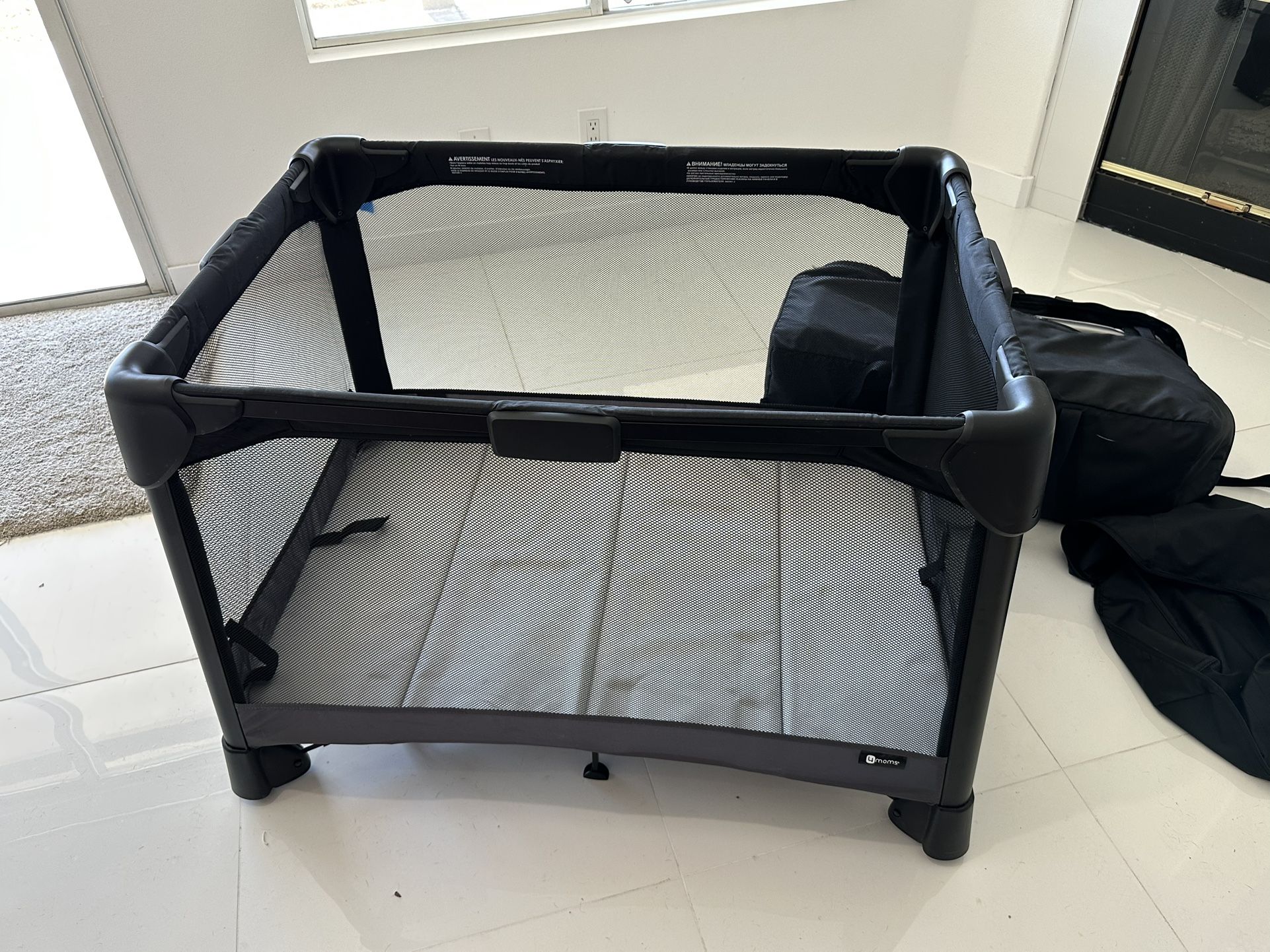 4 MOMS Breeze GO Playard