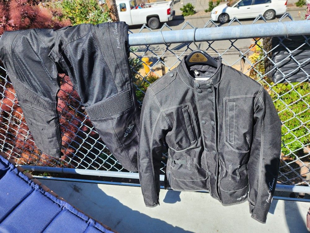 LADY RIDER By FRANK THOMAS, Compete Dry/ Wet Weather Riding Suit. Black With Beautiful White/silver Stitching And Embroidery!