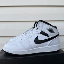 Nike Air Jordan 1 Mid GS Reverse Panda Grade School Size 6Y/ 7.5 Women DQ8423-132 