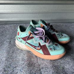 Size 7Y- Nike Mimi Plange x LeBron 18 Low Daughters