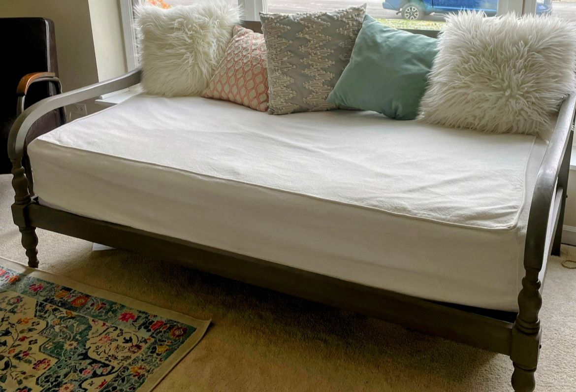 Daybed For Sale!! Twin Mattress Included