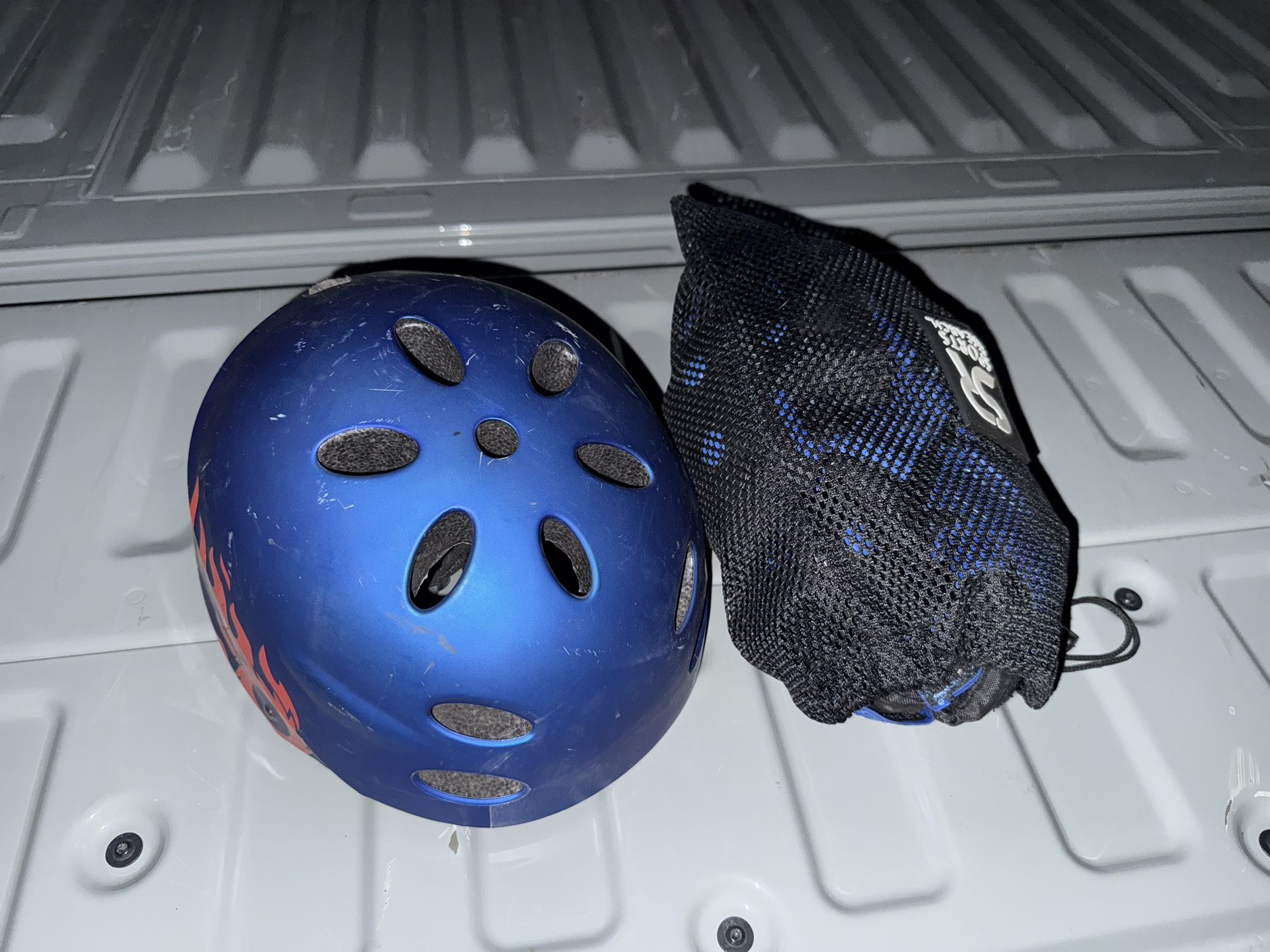 Helmet And Elbow/Knee/Wrist Pads