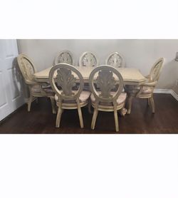 Beautiful Expandable Dining Table/Set