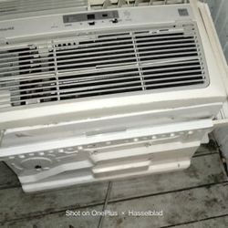  One Day Sale $30 Frigidaire 6,500 BTU It's  Ac Is Missing Filter In The Right Vent But Besides That It's Ice Cold And Great Shape .