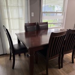 6 chair and the table ca be bigger with extra piece 
