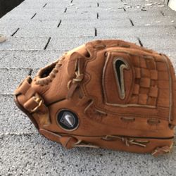 Nike Right Hand Throw Baseball Glove 12"