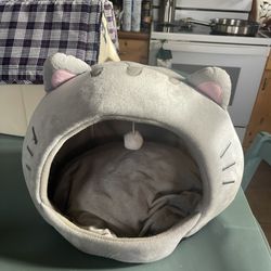 Cozy cat pet bed, perfect for small pets. Measurements are in the pictures. Cash only. Everett/Pinehurst pick up area.